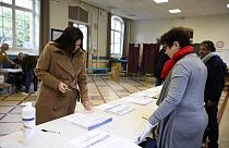La sindaca uscente di Parigi e ricandidata, Anne Hidalgo, al voto (Photo by Eliot BLONDET / POOL / AFP)