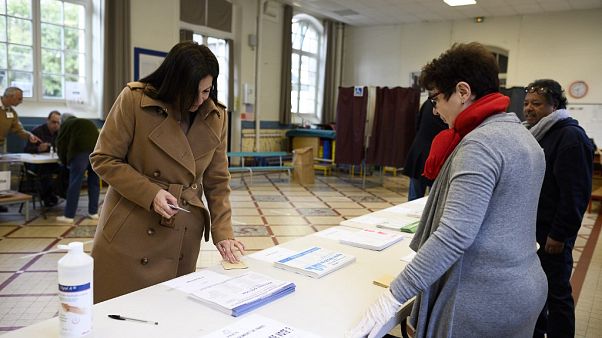 La sindaca uscente di Parigi e ricandidata, Anne Hidalgo, al voto (Photo by Eliot BLONDET / POOL / AFP) La sindaca uscente di Parigi e ricandidata, Anne Hidalgo, al voto (Photo by Eliot BLONDET / POOL / AFP)