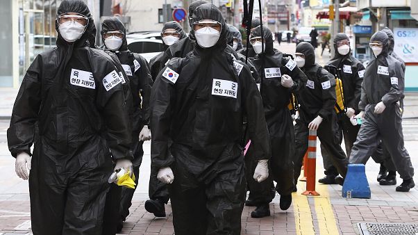 جنود من القوات الكورية الجنوبية يلبسون بدلات واقية ومواد معقمة في مواجهة فيروس كورونا. 15/03/2020