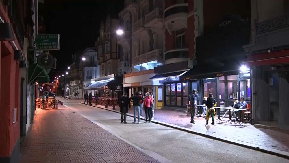 La France vote pour les municipales, en pleine crise du coronavirus
