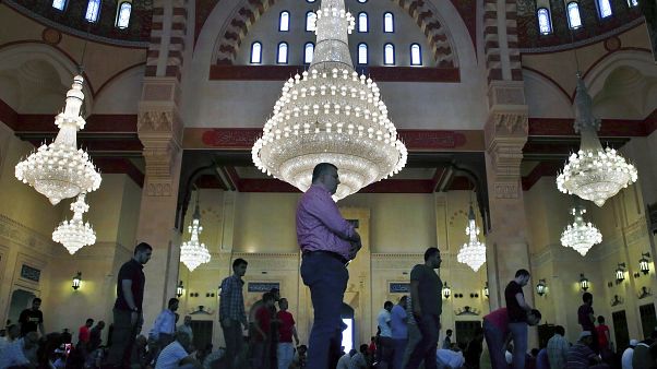 Lübnan'ın başkenti Beyrut'ta cuma namazı kalan Müslümanlar Lübnan'ın başkenti Beyrut'ta cuma namazı kalan Müslümanlar
