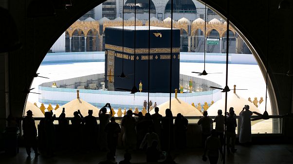 السعودية تدعو جميع القادمين من خارج المملكة الالتزام بالحجر المنزلي لمدة 14 يوما السعودية تدعو جميع القادمين من خارج المملكة الالتزام بالحجر المنزلي لمدة 14 يوما