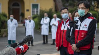 Koronavirüs ile mücadele icin İtalya'ya yardıma geen Çinli uzmanlar Roma'da bir hastanede basın toplantısı düzenledi
