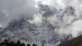 Everest dağında mahsur kalan iki Türk kurtarıldı