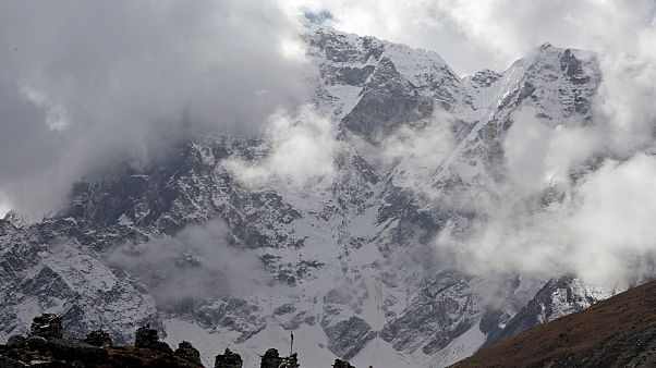 Everest dağında mahsur kalan iki Türk kurtarıldı Everest dağında mahsur kalan iki Türk kurtarıldı