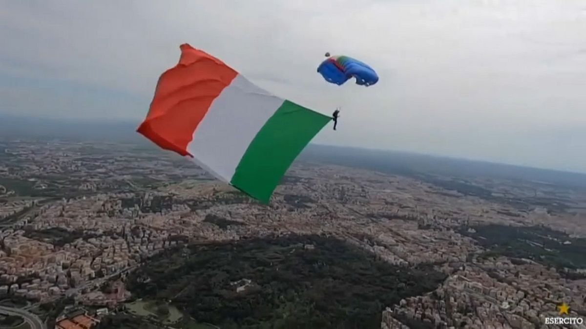 شاهد: الإيطاليون يد واحدة في مواجهة كورونا.. مظلي يحلق في سماء روما حاملاً علماً ضخما