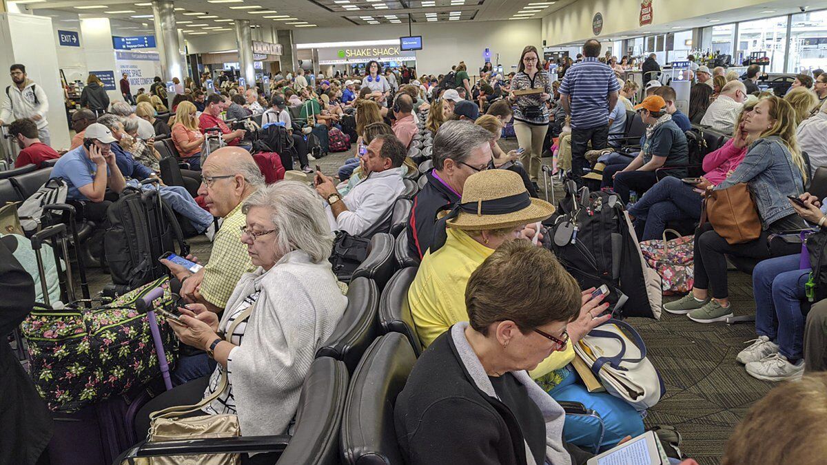 مطارات الولايات المتحدة تكتظ بسبب فحص المسافرين بسبب فيروس كورونا. 14/03/2020
