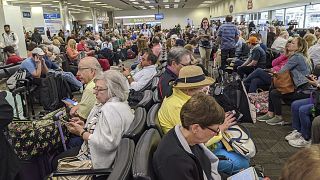 مطارات الولايات المتحدة تكتظ بسبب فحص المسافرين بسبب فيروس كورونا. 14/03/2020
