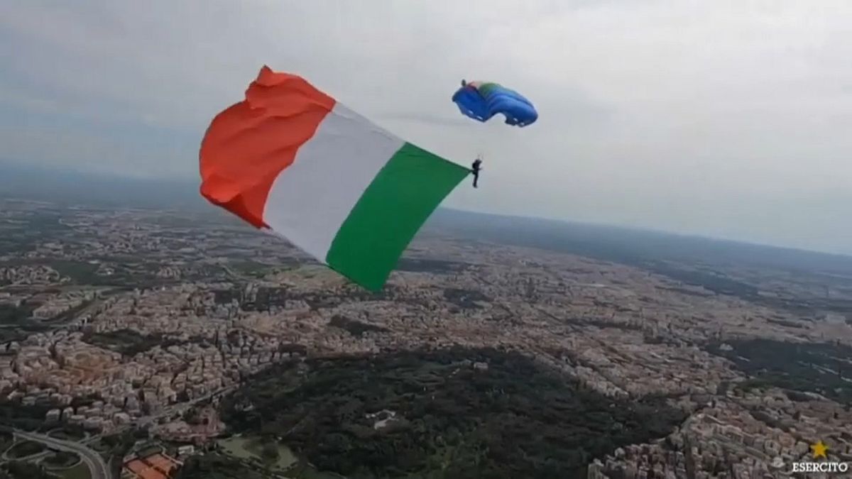 Paratrooper supports Italy's battle against COVID-19 with skydive in Rome