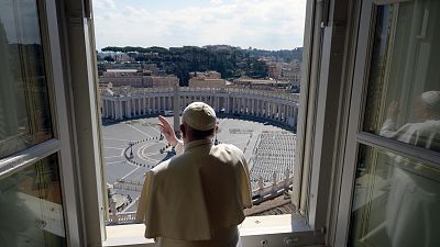Papa Francis koronvirüs nedeniyle boş meydanı kutsadı