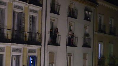 پایتخت‌نشینان اسپانیا از بالکن خانه‌ها پرسنل درمانی را تشویق کردند
