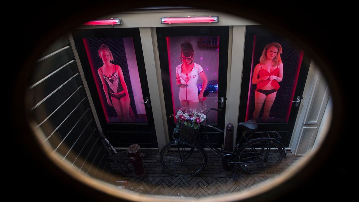 Amsterdam'da genelevlerin bulunduğu red light sokağı koronavirüs nedeniyle kapatıldı