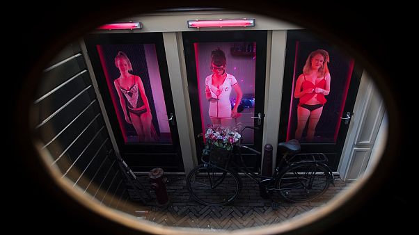 Amsterdam'da genelevlerin bulunduğu red light sokağı koronavirüs nedeniyle kapatıldı Amsterdam'da genelevlerin bulunduğu red light sokağı koronavirüs nedeniyle kapatıldı