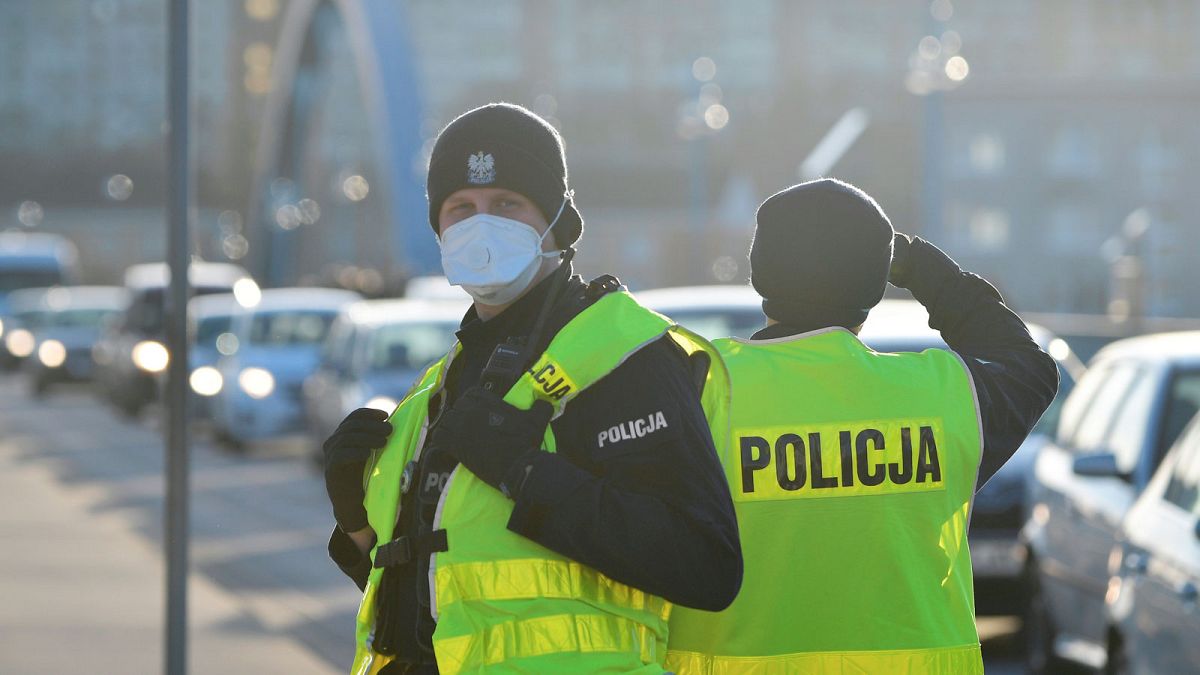 Policiers polonais contrôlant le trafic à la frontière germano-polonaise, le 14 mars 2020, avant que la Pologne ne ferme ses frontières aux voyageurs étrangers .