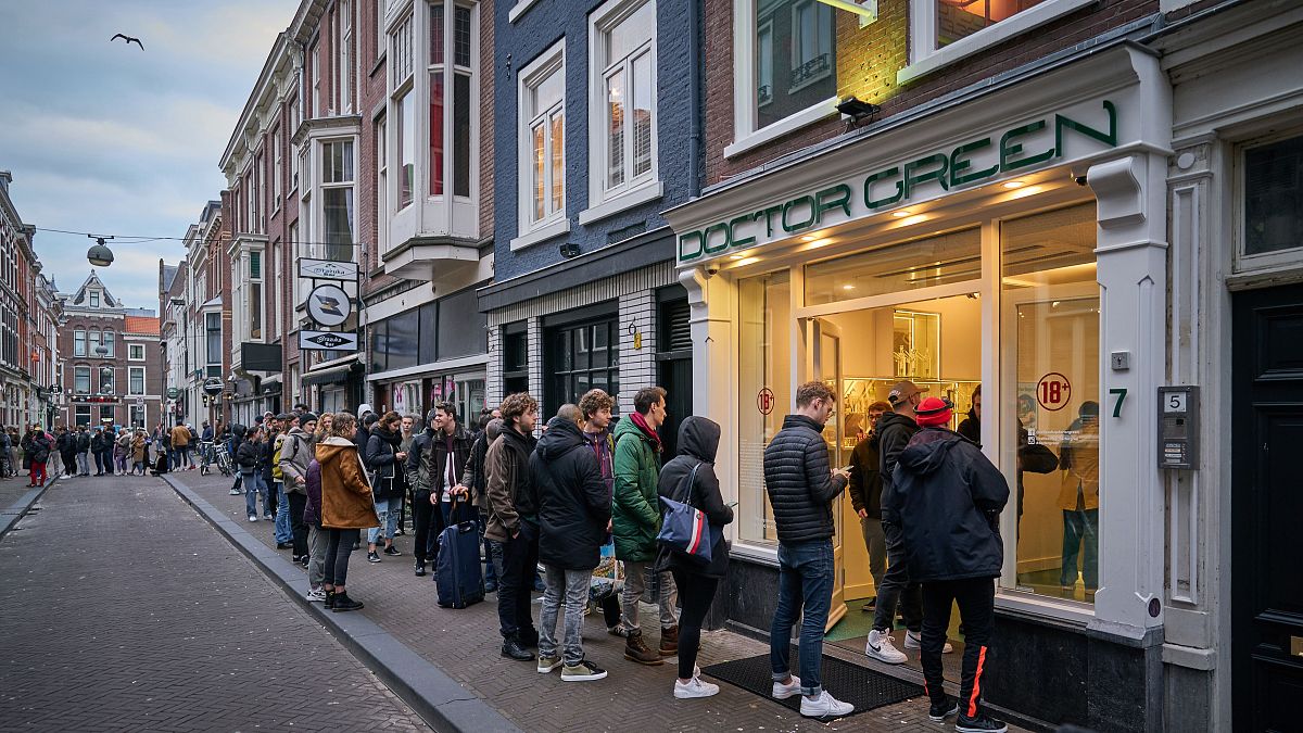  ویروس‌کرونا مصرف‌کنندگان ماری‌جوانا را در هلند به صف کرد 