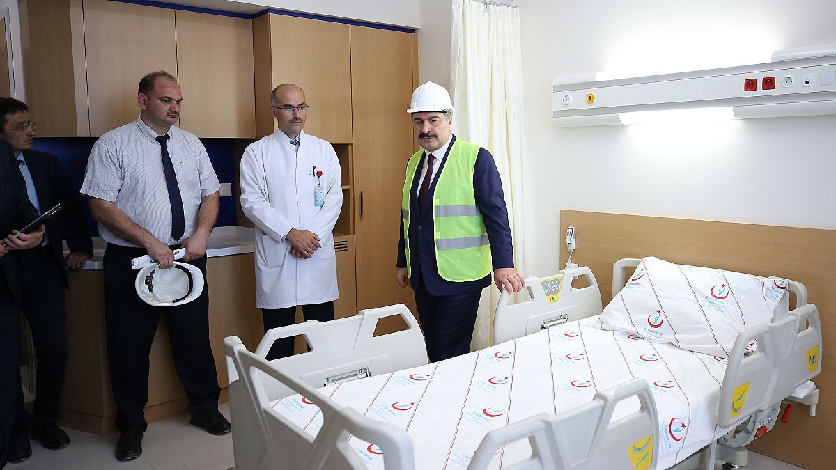 Sağlık Bakanı Fahrettin Koca yapımı devam eden İstanbul Medeniyet Üniversitesi Göztepe Eğitim ve Araştırma Hastanesi'nde inceleme yaptı.