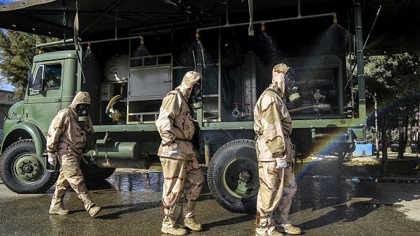 عناصر من الحرس الثوري الإيراني قبل البدء بتدريبات لمواجهة فيروس كورونا عناصر من الحرس الثوري الإيراني قبل البدء بتدريبات لمواجهة فيروس كورونا