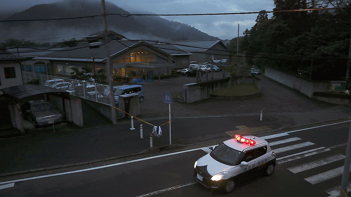 سيارة للشرطة اليابانية أمام منشأة لمعاقين ذهنيا خارج طوكيو