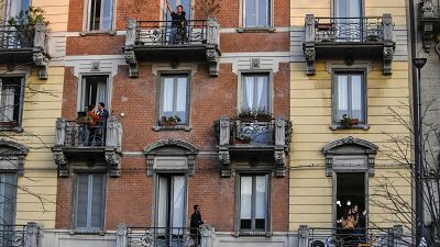 Dans toute l'Europe, les confinés se retrouvent aux balcons