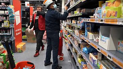 El pánico por el COVID-19 llena los supermercados de Europa
