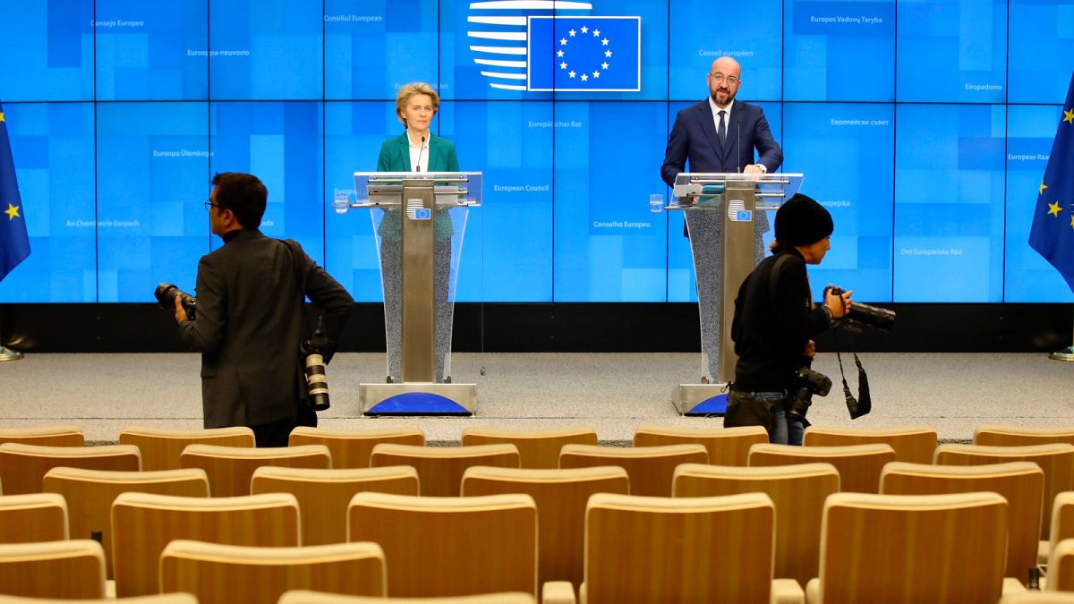 رئيسة المفوضية الأوروبية تقترح فرض قيود على السفر إلى أوروبا بسبب تفشي كورونا 