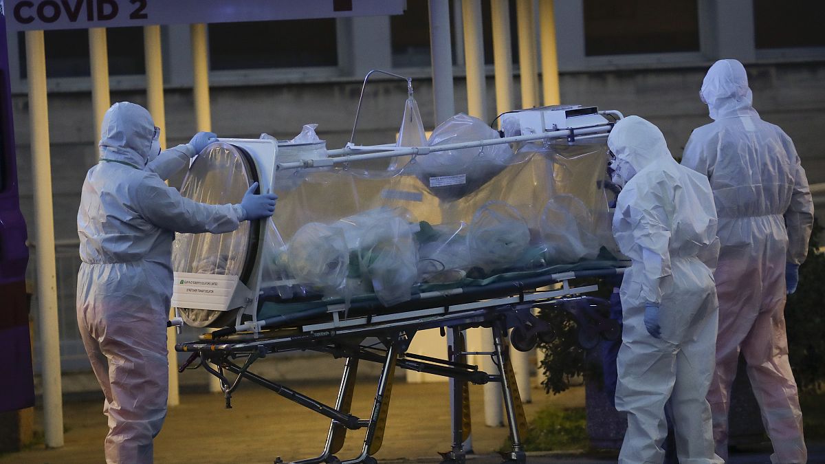 Casos de infeção e mortes associadas à pandemia continuam a aumentar em Itália