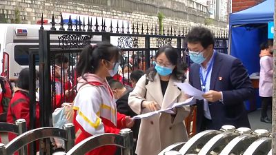 شاهد: مليون تلميذ صيني يعودون إلى الدراسة فيما مدارس العالم تغلق أبوابها