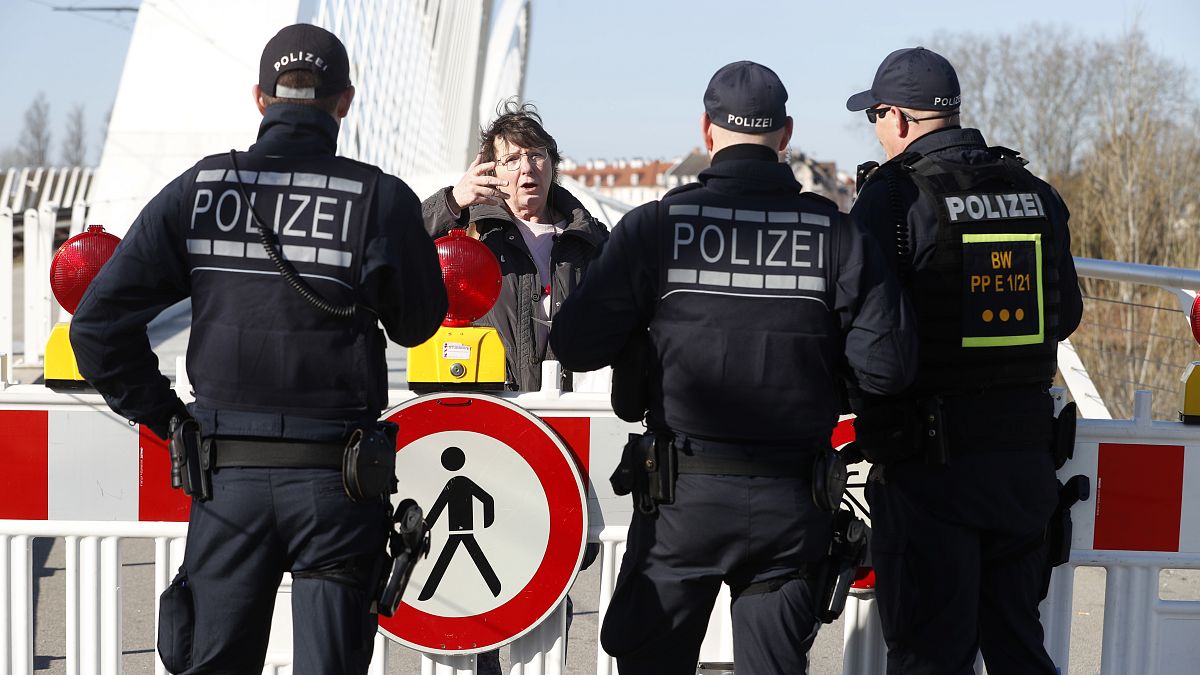 عناصر من الشرطة الألمانية عند الحدود الألمانية-الفرنسية 