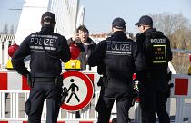 ضباط شرطة ألمان يمنعون امرأة من دخول ألمانيا على الحدود الألمانية الفرنسية في كيل، الإثنين 16 مارس 2020.