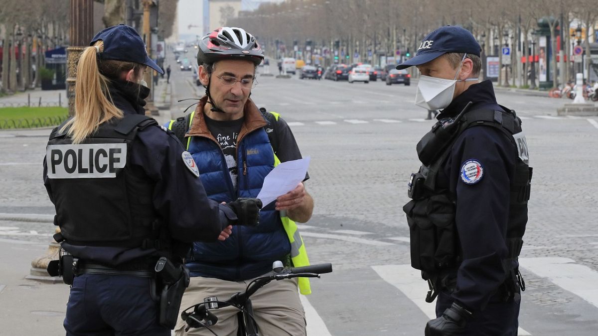 پلیس فرانسه مدارک یک شهروند را در بلوار شانزلیزه پاریس کنترل می‌کند