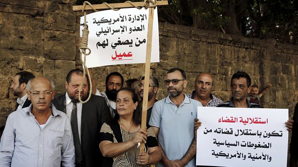 سجناء سابقون في معتقل الخيام يتظاهرون دعماً "لقضاء مستقل وعادل" سجناء سابقون في معتقل الخيام يتظاهرون دعماً "لقضاء مستقل وعادل"