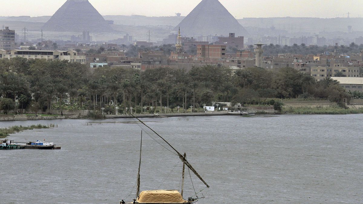 الاهرامات المصرية في الجيزة تطل على النيل