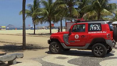Covid-19 in Brasilien: Feuerwehr warnt Menschen am Strand