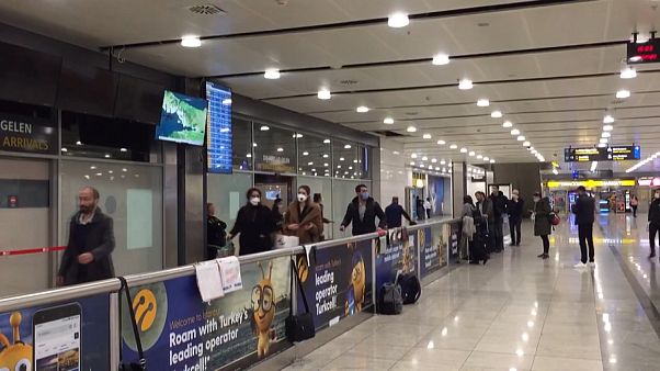 İngiltere'den gelen yolcunlar Sabiha Gökçen havalimanına indi İngiltere'den gelen yolcunlar Sabiha Gökçen havalimanına indi