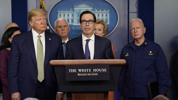 ABD Başkanı Donald Trump (solda) ve Hazine Bakanı Steven Mnuchin (ortada) ABD Başkanı Donald Trump (solda) ve Hazine Bakanı Steven Mnuchin (ortada)