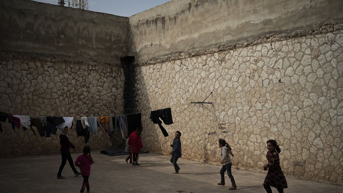 أطفال يلعبون داخل سجن إدلب المركزي القديم، في إدلب، سوريا.