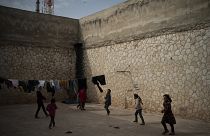 أطفال يلعبون داخل سجن إدلب المركزي القديم، في إدلب، سوريا.