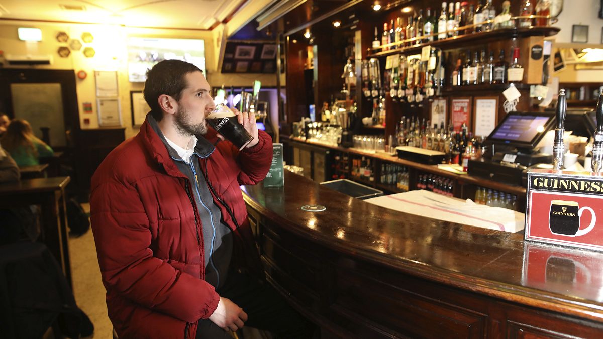 Pubban söröző férfi Észak-Írországban