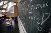 Üres tanterem a járvány miatt bezárt iskolák egyikében
