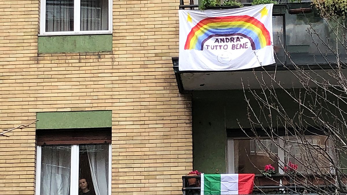 İtalyan halkı dayanışma ruhunu pencere ve balkonlara asılan gök kuşağı renkleriyle bezenmiş 'Her şey iyi olacak' pankartları ile gösteriyor