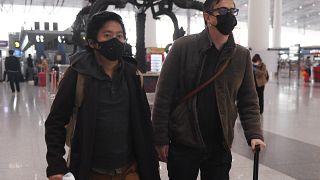 صحفيان من وول ستريت جورنال الأمريكية جوش تشين وفيليب فين في مطار العاصمة بكين بعد طردهما من الصين. 24/02/2020