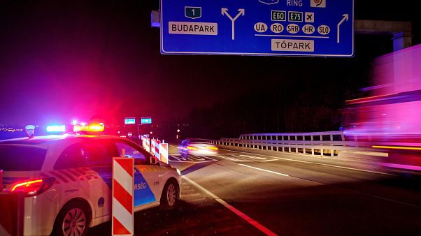 Koronavírus - Útlezárás a külföldi vendégmunkások átvonuló járművei előtt Budapestnél Koronavírus - Útlezárás a külföldi vendégmunkások átvonuló járművei előtt Budapestnél