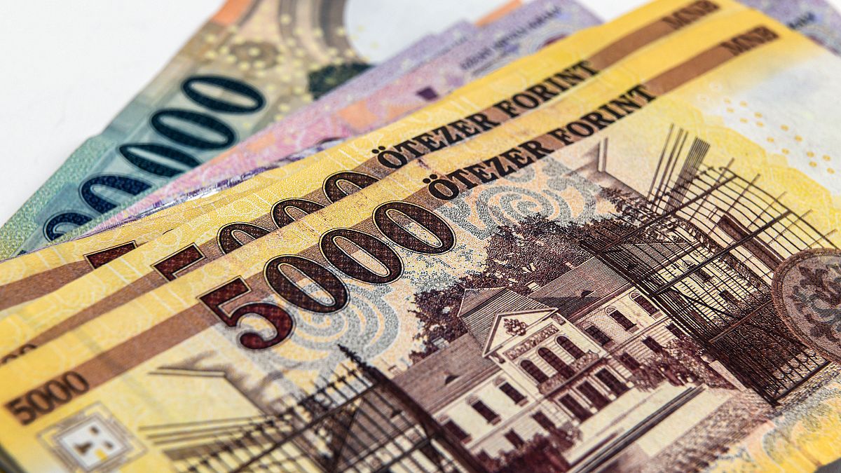 Újabb történelmi mélypont: 360 forint egy euró