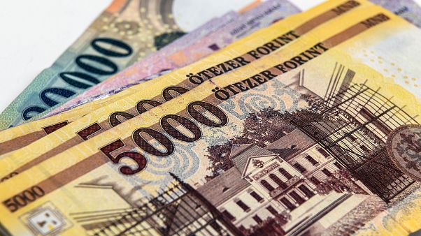 Újabb lélektani mélypont: 350 forint egy euró Újabb lélektani mélypont: 350 forint egy euró
