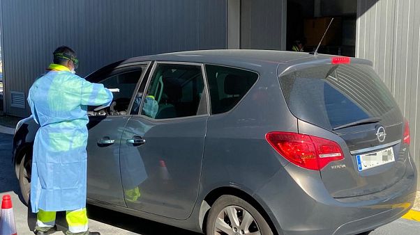El hospital del Meixoeiro de Vigo comienza a realizar las pruebas del coronavirus en los coches El hospital del Meixoeiro de Vigo comienza a realizar las pruebas del coronavirus en los coches