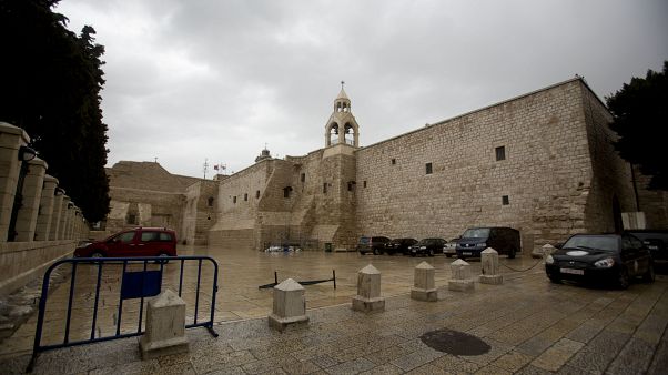 كنيسة المهد في بي لحم في الضفة الغربية المحتلة وقد أغلقت وقاية من تفشي الفيروس كنيسة المهد في بي لحم في الضفة الغربية المحتلة وقد أغلقت وقاية من تفشي الفيروس