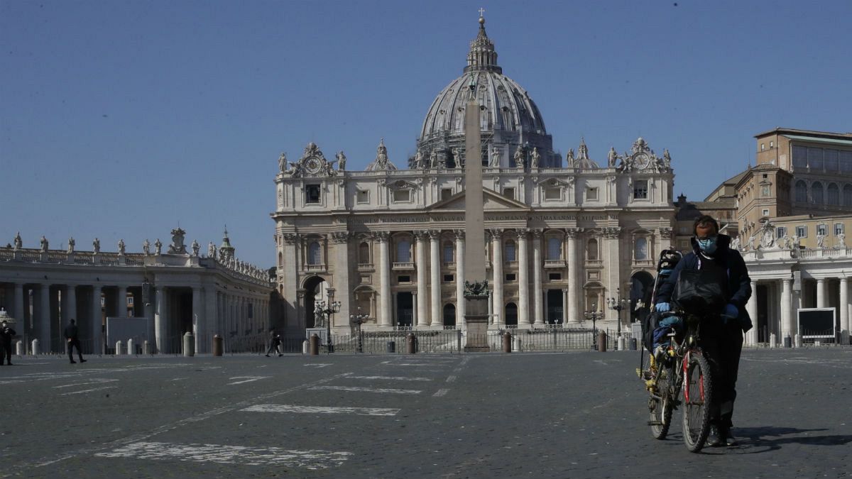 Praça de São Pedro, no Vaticano, ilustra a tristeza que se vive em Itália