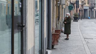 امرأة إيطالية في قرية كودنغو، إيطاليا