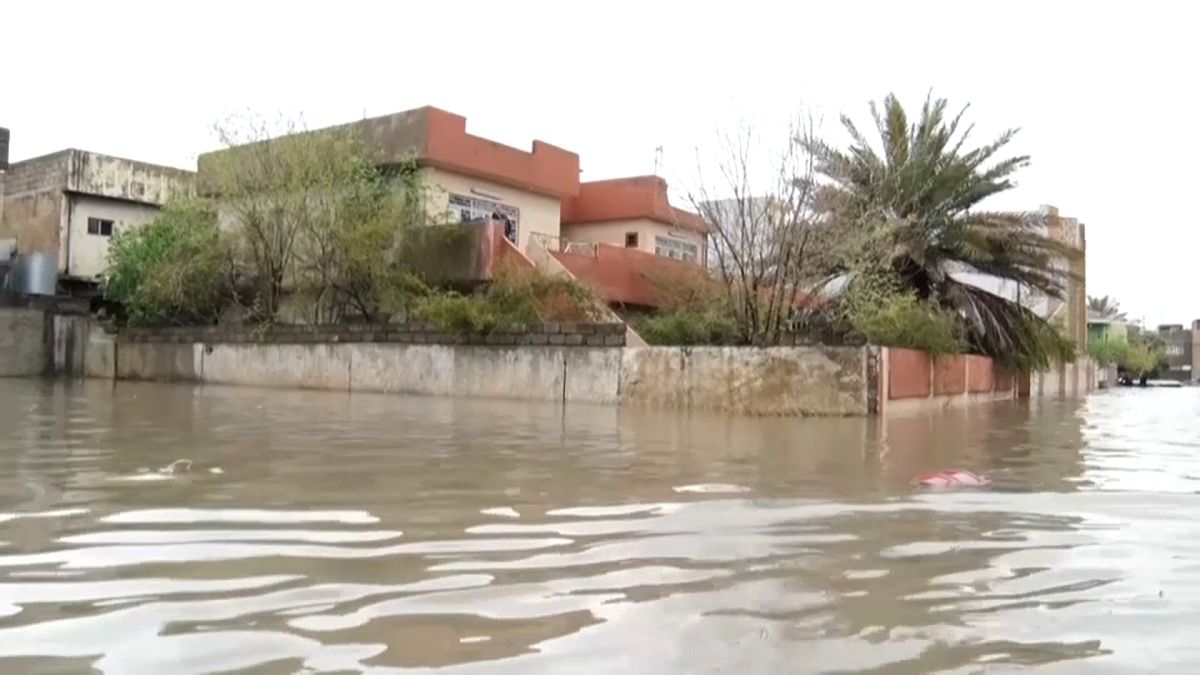 شاهد: فيضانات عنيفة تضرب محافظة الموصل العراقية 