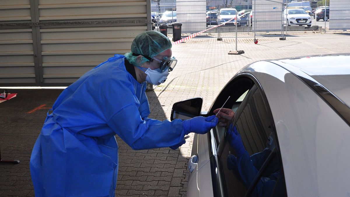 Drive-In-Tests gibt es mittlerweile in vielen Städten in Deutschland, 5-10 Minuten dauert der Termin pro Patient.